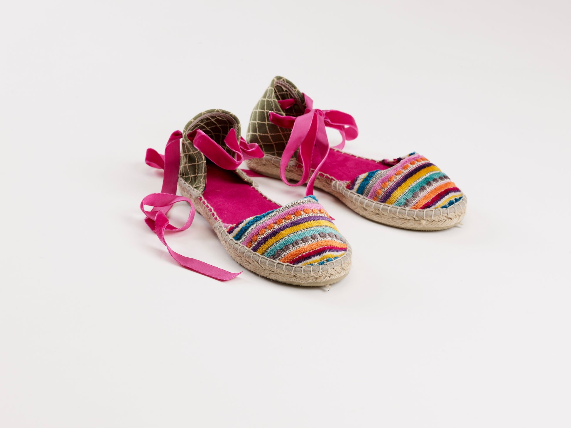 Alpargata para mujer plana, cierre con cinta de terciopelo, puntera en tejido a rayas multicolor y trasera verde bordada a rombos. Hechas en España