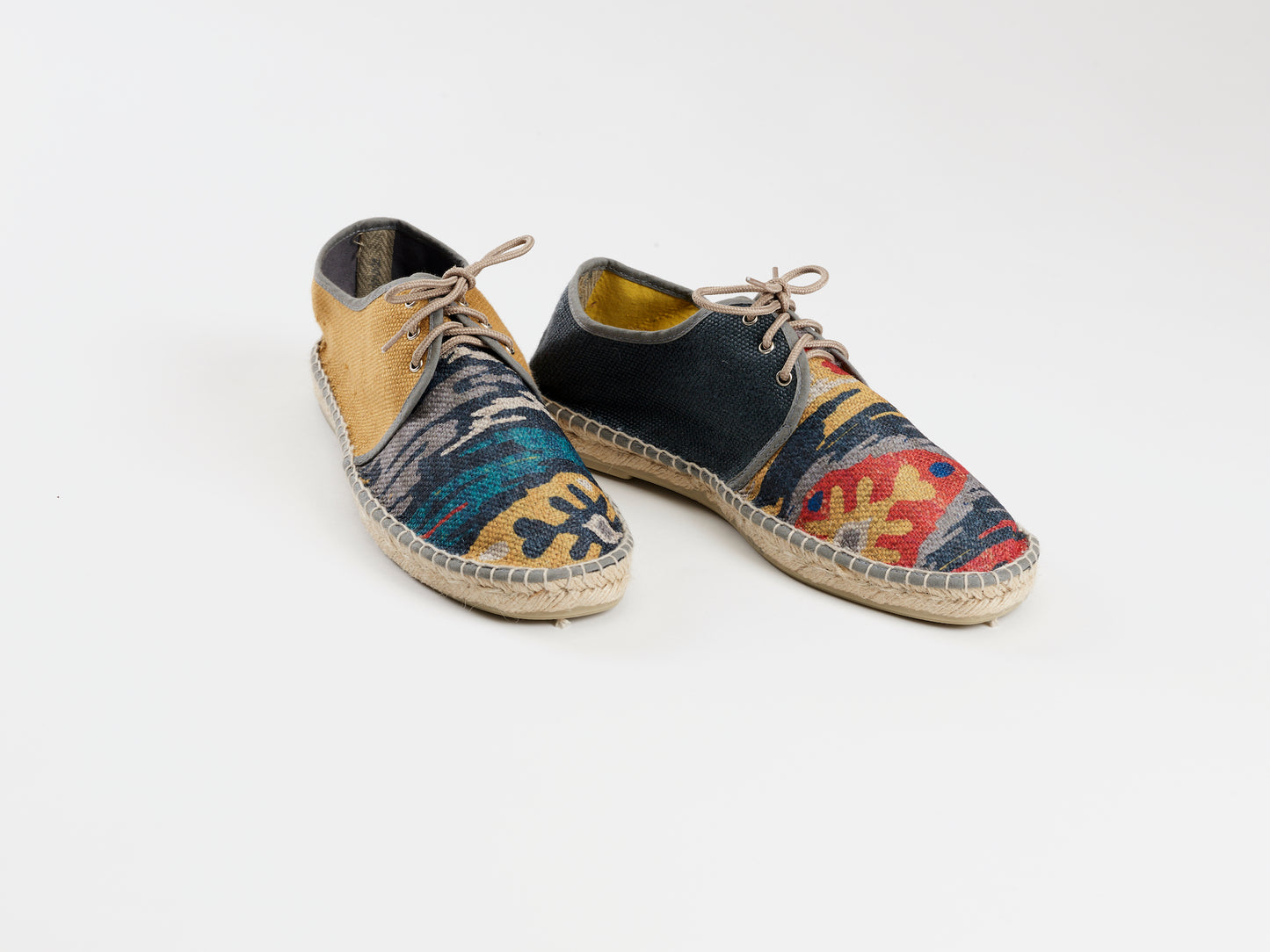 Alpargata para hombre plana, cierre con cordones, parte delantera en tejido estampado étnico y parte trasera gris petróleo y mostaza. Original y artesanal