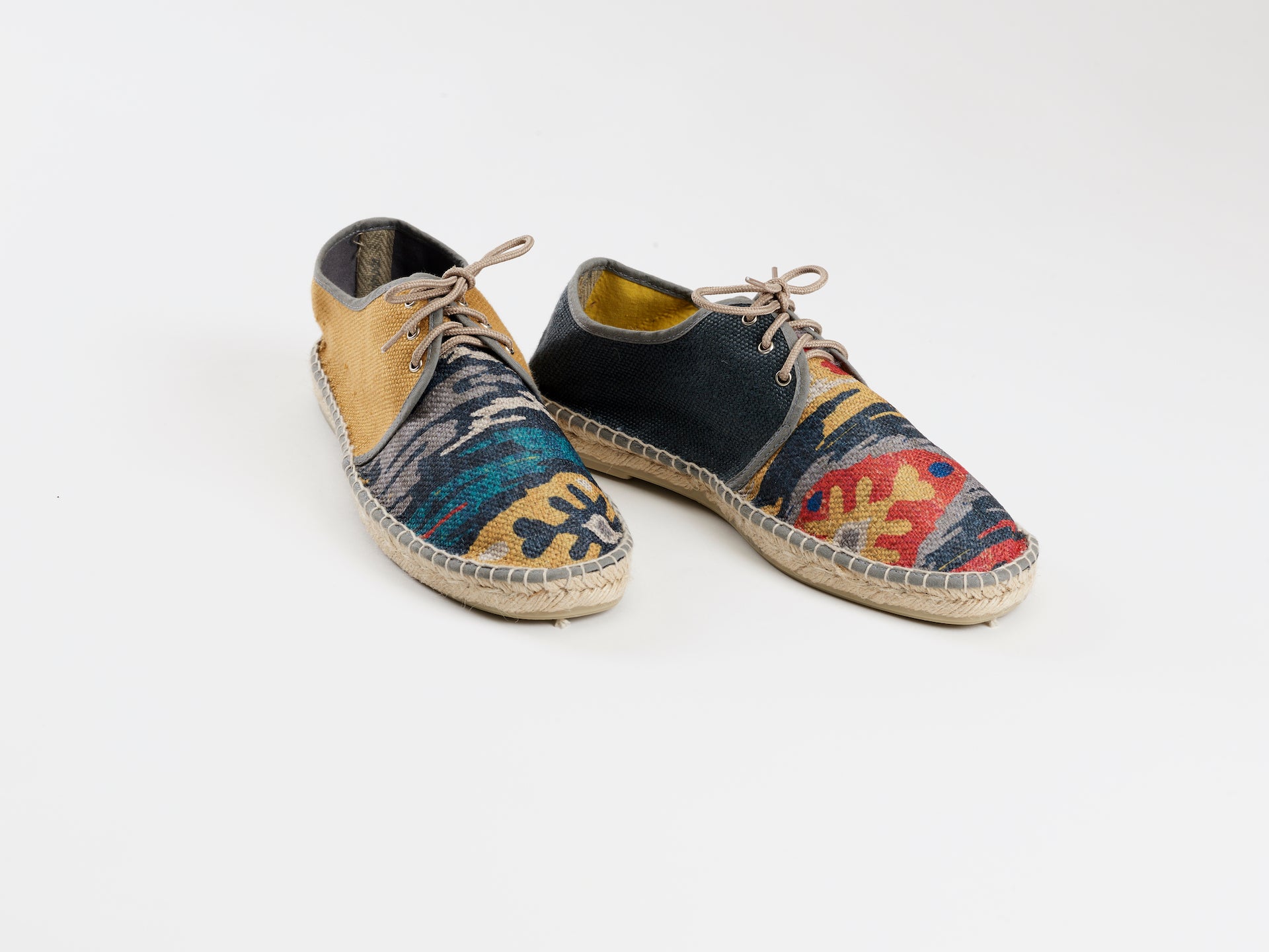 Alpargata para hombre plana, cierre con cordones, parte delantera en tejido estampado étnico y parte trasera gris petróleo y mostaza. Original y artesanal